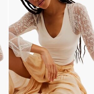 🆕 Free People Who's That Girl Lace Long Sleeve
Crop COLOR: **MAUVE “NOT White”